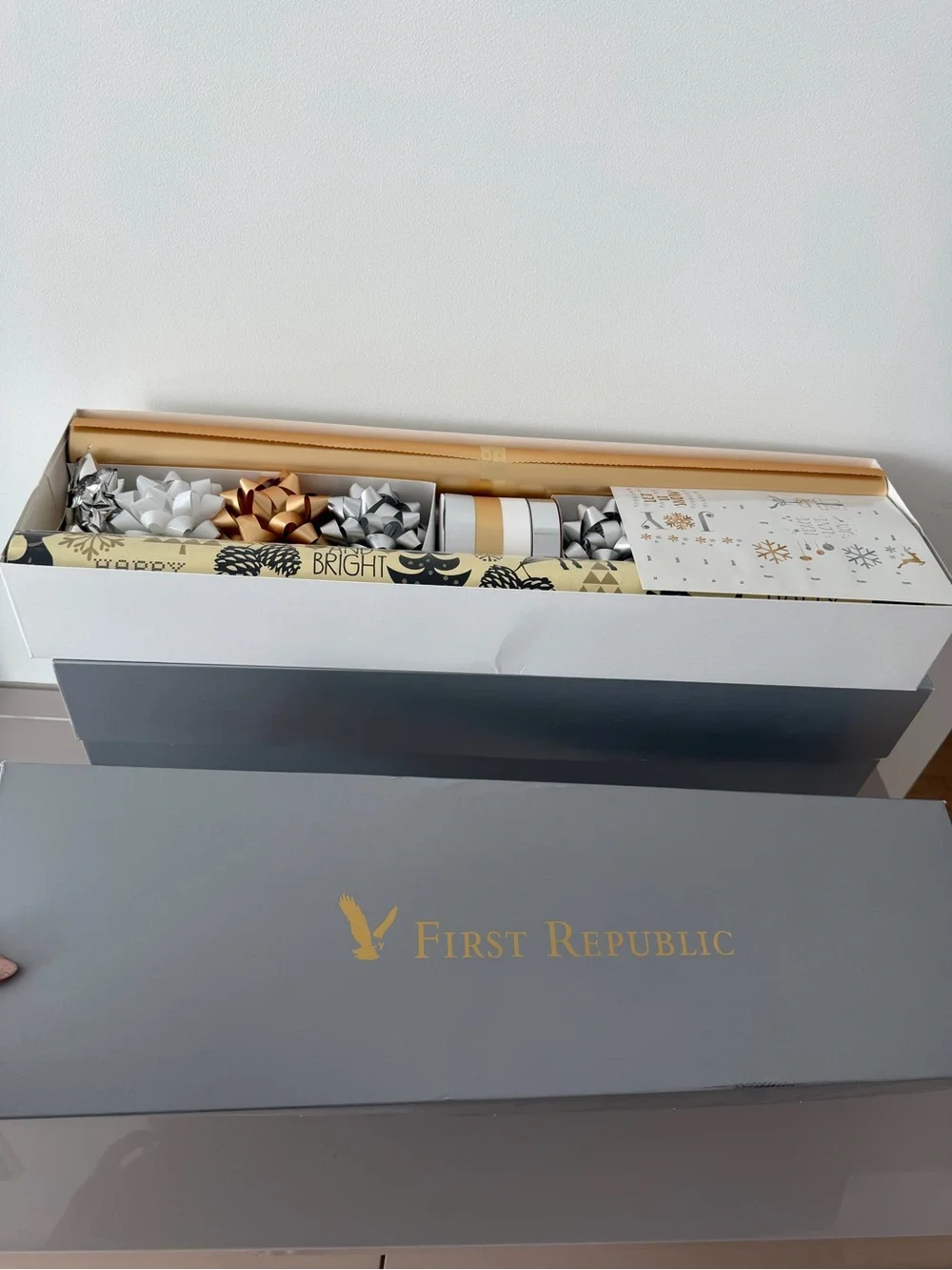 🗽4 Wrapping Paper Holiday Themed in 4 Gray Gift Boxes